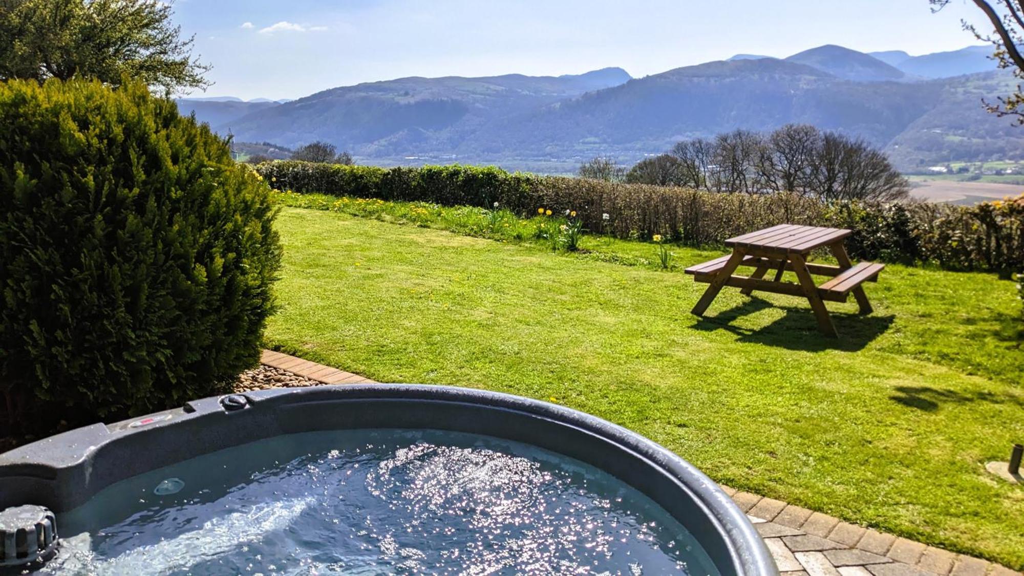 Laurel - Pet-Friendly Cottage With Indoor Pool, Hot Tub & Panoramic Snowdonia Views Colwyn Bay Bagian luar foto